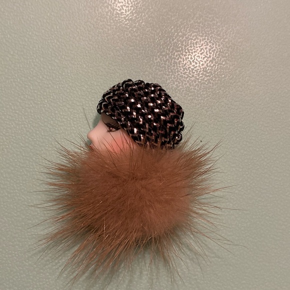 Retro style lady head pin with fur - Picture 1 of 5